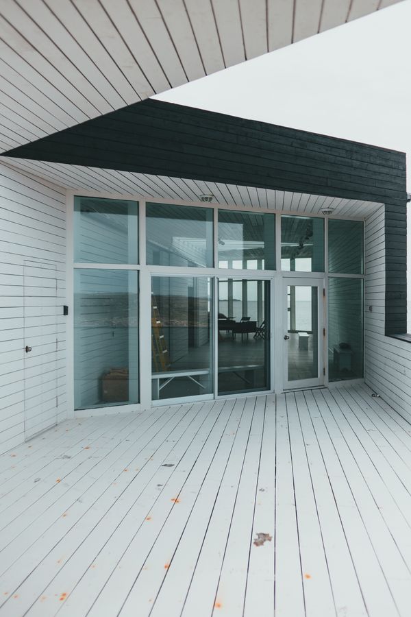 Façade blanche et entrée vitrée
