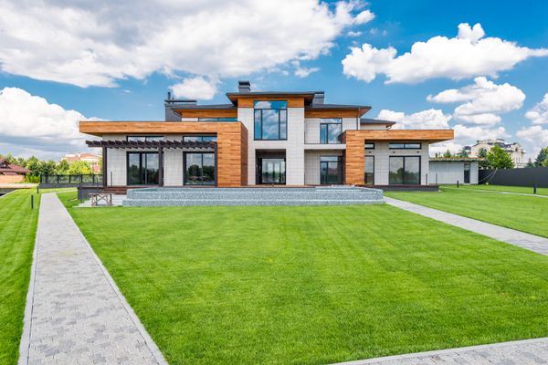 Maison contemporaine et grandes baies vitrées