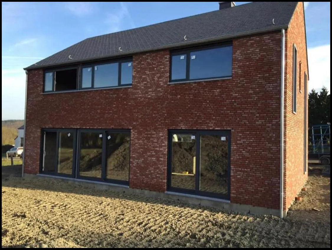 Construction neuve avec grandes baies vitrées aluminium, province de Luxembourg