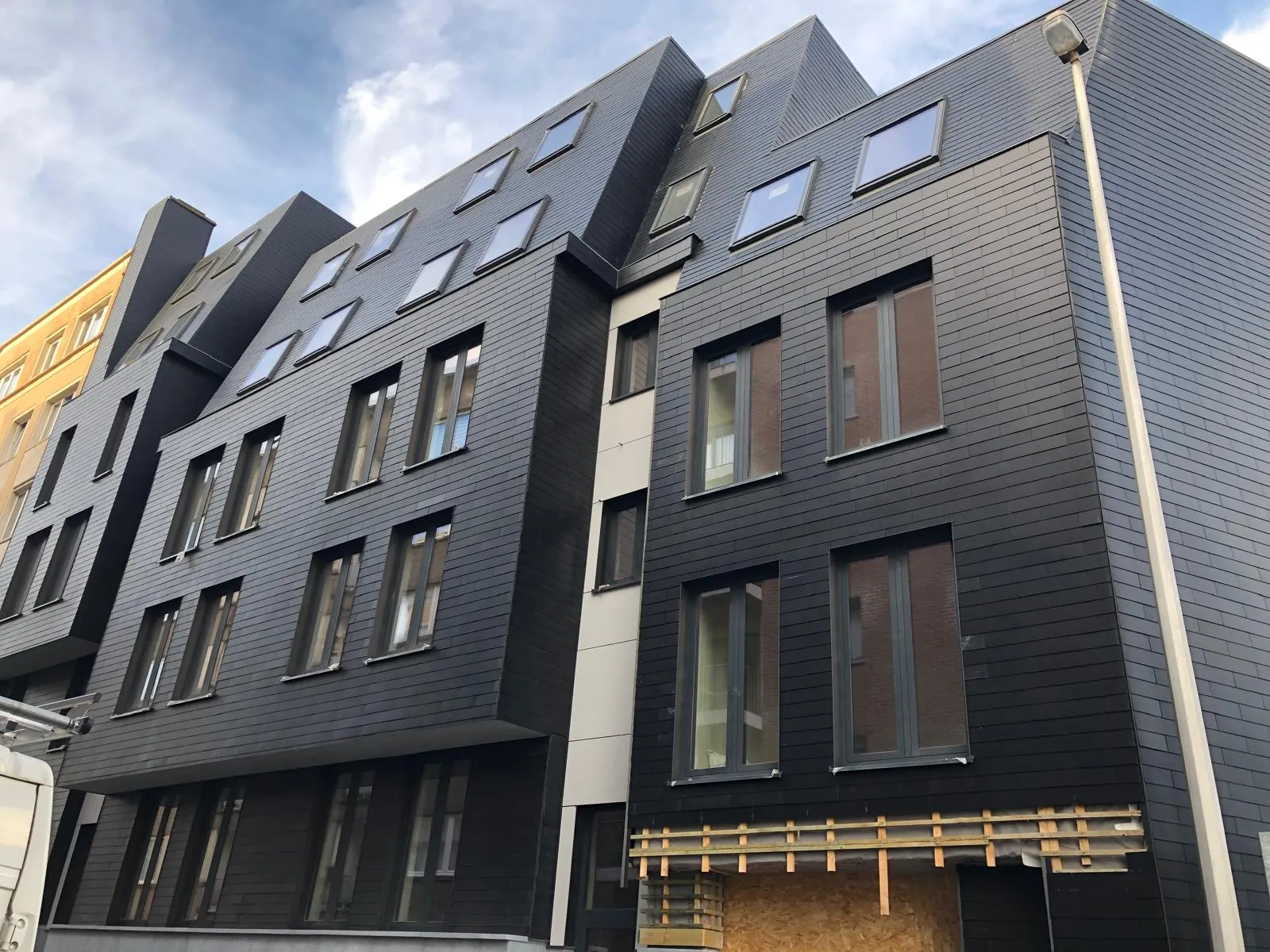 Châssis aluminium sur façade ardoise, réalisation ISOLUX