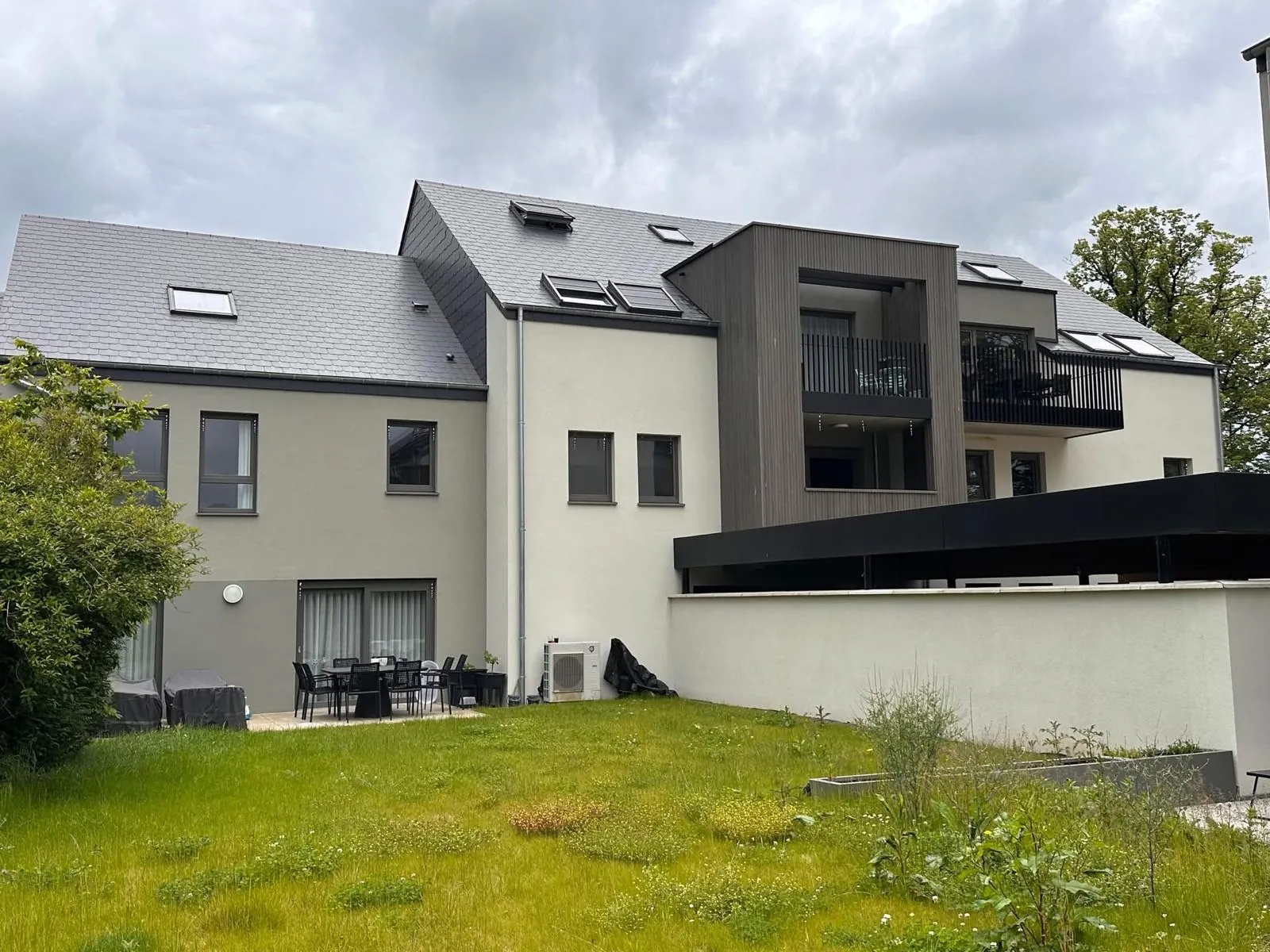 Façade arrière avec châssis aluminium et velux, réalisation ISOLUX